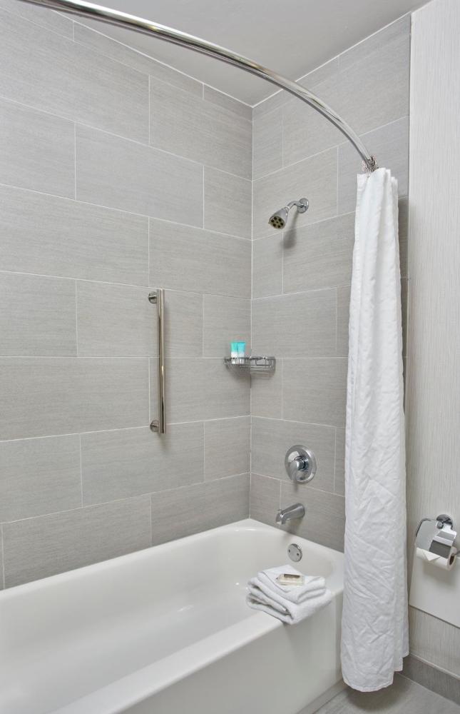 Queen Room with Two Queen Beds and Accessible Tub interior